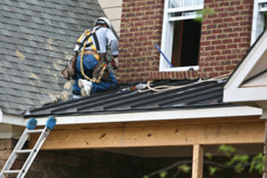 expert inspectioning roof